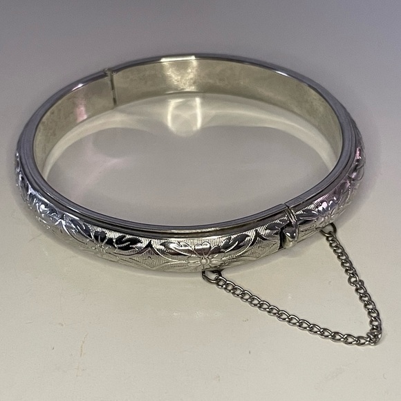 Floral Print Silver Tone Metal Bangle Clasp Bracelet - Picture 11 of 12